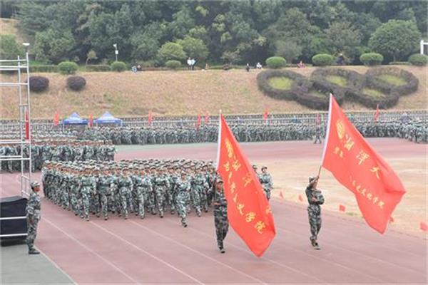 图为马克思主义学院分列式检阅.JPG