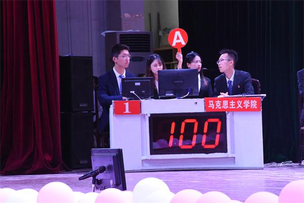 图为马克思主义学院代表队答题.JPG